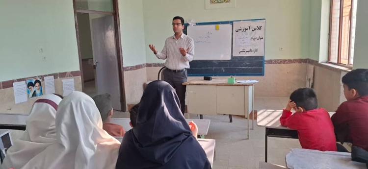  برگزاری کلاس آموزشی آشنایی با بیماری‌های مشترک انسان و دام در مدارس بخش مرکزی دهلران